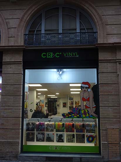 Décoration de Noël du magasin de disques Croc Vinyl, Toulouse, 2018.