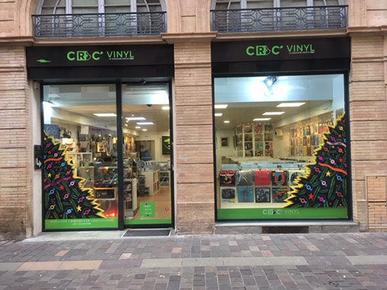 Décoration de la vitrine de Noël du magasin croc Vinyl, Toulouse.