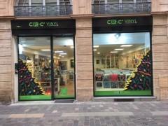 Décoration de la vitrine de Noël du magasin croc Vinyl, Toulouse.